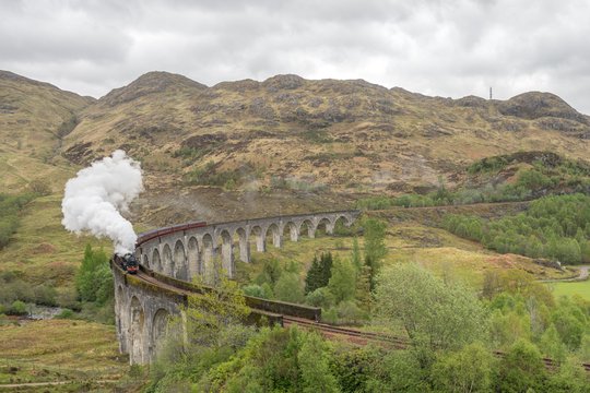 Das legendäre Glennfinnan Viadukt in Schottland - Freihand mit SEL1635 fotografiert.